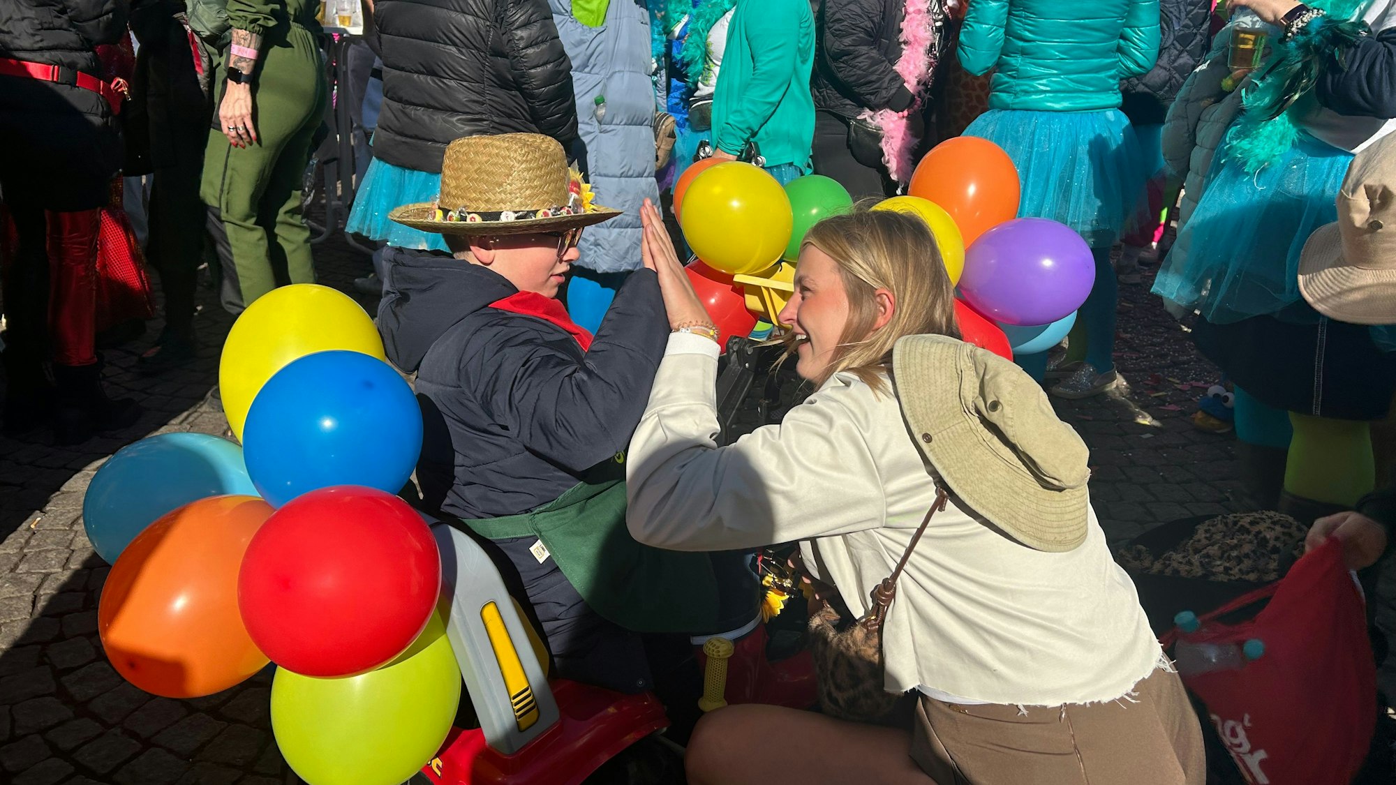 Eine verkleidete Frau klatscht bei Matti als Dank für sein Geschenk ein.