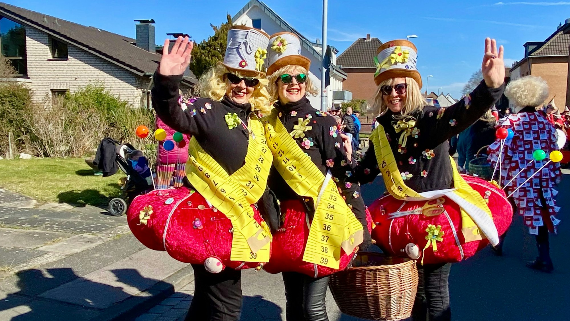 Auf dem Bild sind drei Frauen zu sehen, die sich aufwendige Nadelkissen-Kostüme gebastelt haben.