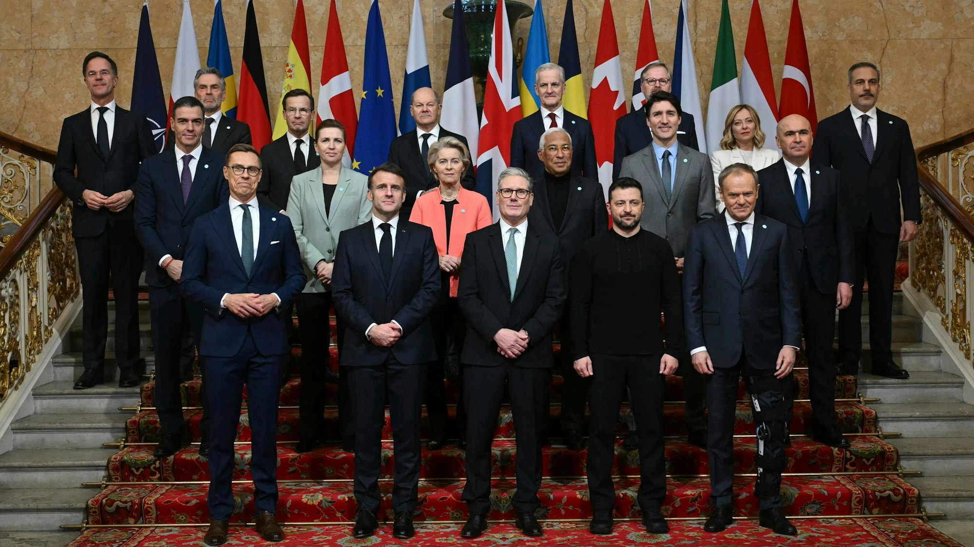 Der britische Premier Sir Keir Starmer, vorne Mitte, ist Gastgeber des Gipfels der europäischen Staats- und Regierungschefs zum Thema Ukraine im Lancaster House.