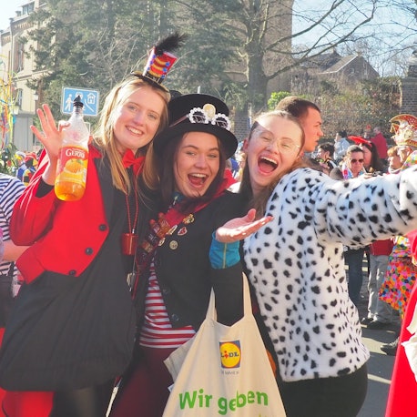 Der Zirkus macht richtig Zirkus auf dem Zugweg. Die Akteurinnen hatten ansteckend gute Laune.