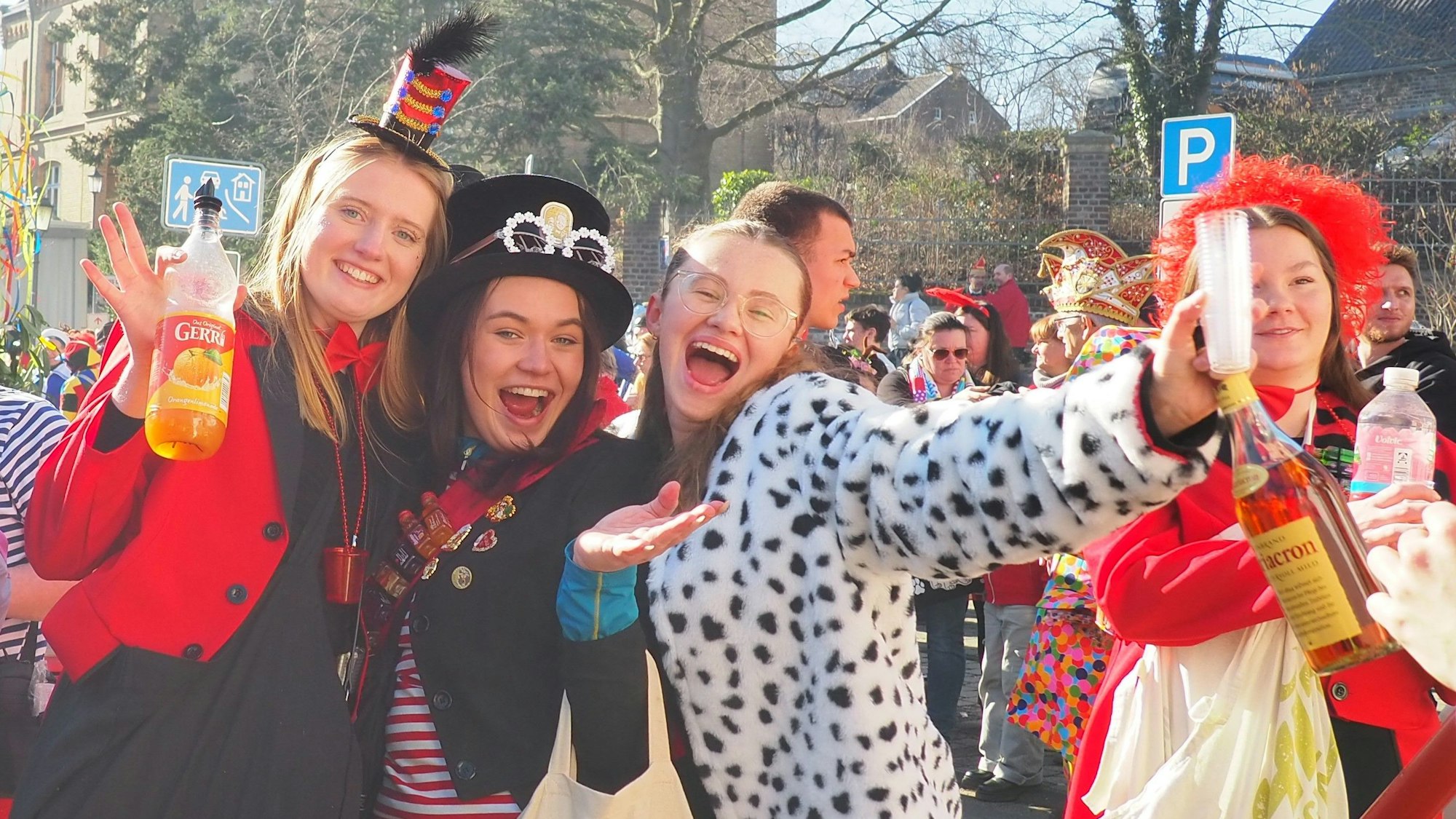 Der Zirkus macht richtig Zirkus auf dem Zugweg. Die Akteurinnen hatten ansteckend gute Laune.