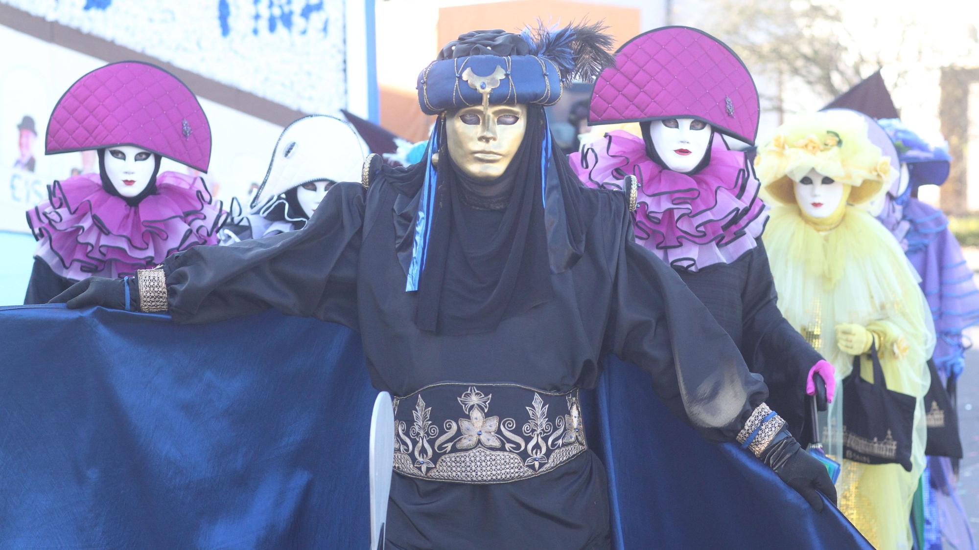 Der Zug in Eschmar ist der erste am Rosenmontag und mit zehn Gruppen und 150 Terilnehmern klein, aber fein.
Das Gefolge des Prinzenpaars hat sich zum Thema Venedig verkleidet