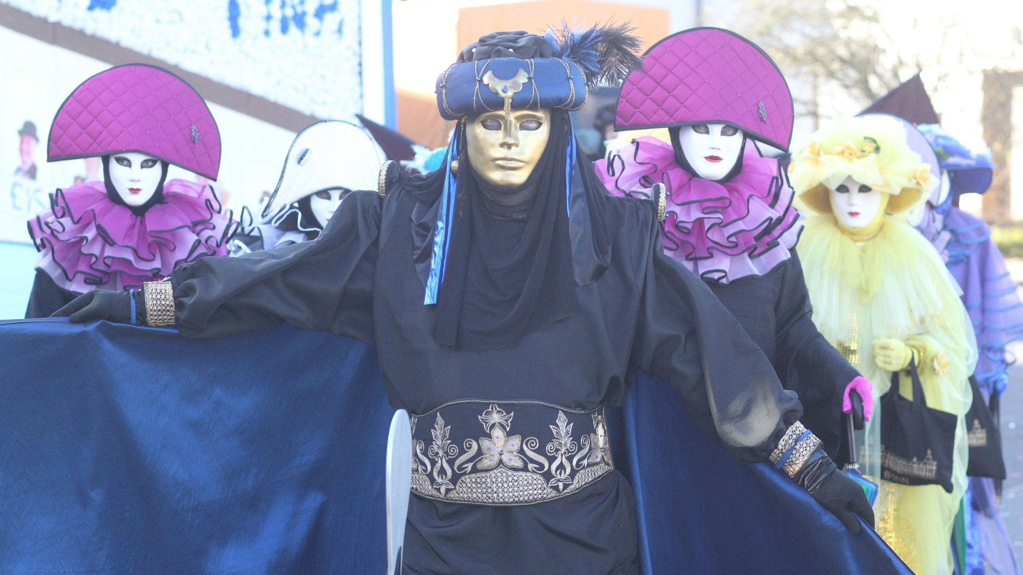 Der Zug in Eschmar ist der erste am Rosenmontag und mit zehn Gruppen und 150 Terilnehmern klein, aber fein.
Das Gefolge des Prinzenpaars hat sich zum Thema Venedig verkleidet