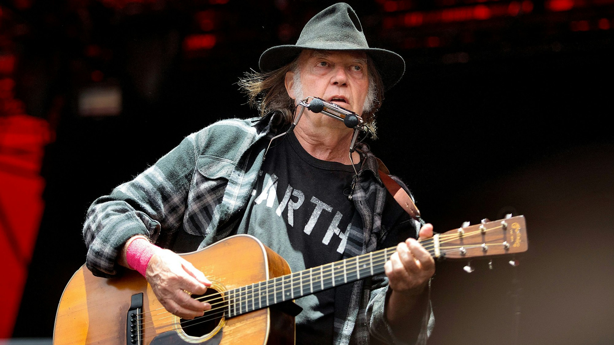 Der kanadische Sänger Neil Young will seinen Tourneestart in die Ukraine verlegen. Das kündigt er auf seiner Webseite an. (Archivbild)