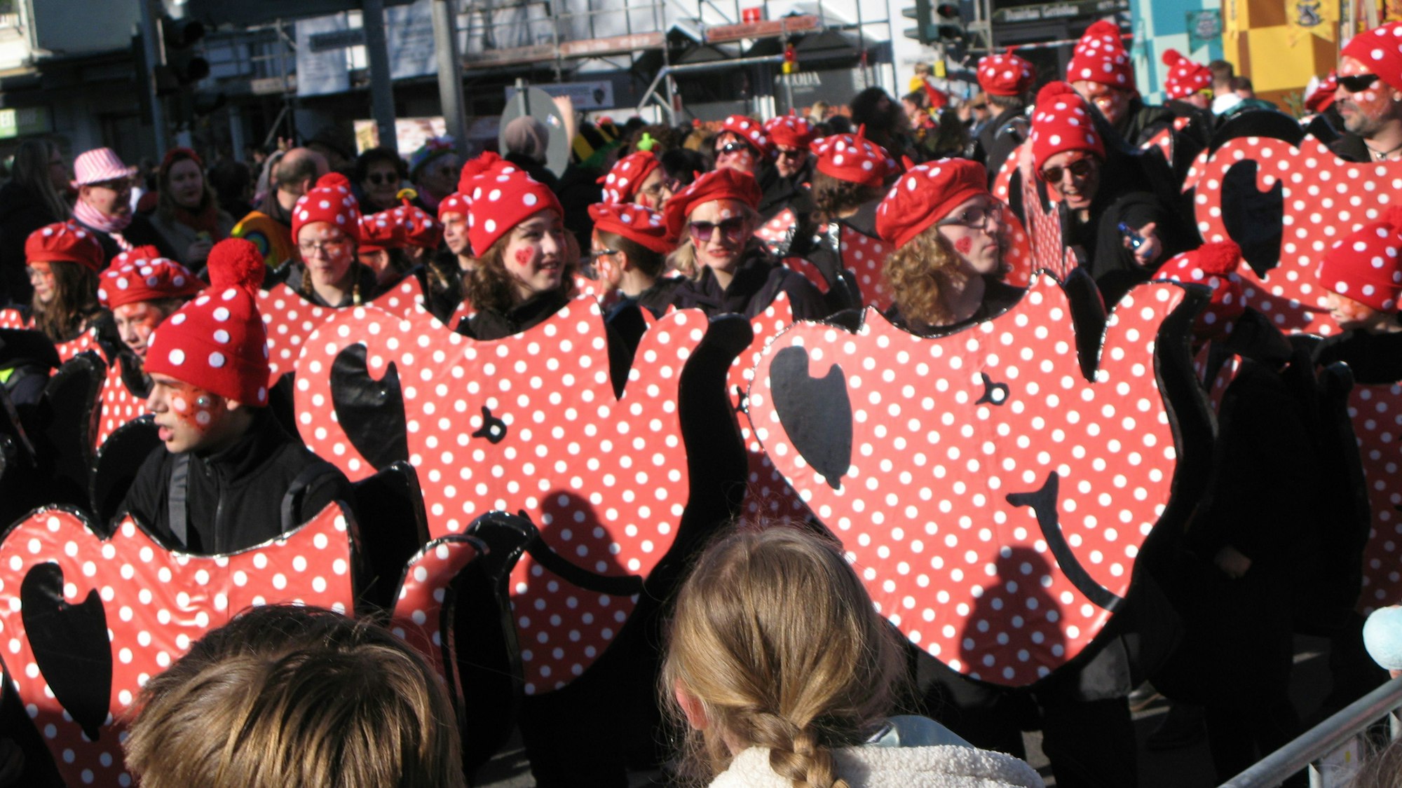 Eine Gruppe hat sich als Kaffeekännchen kostümiert.