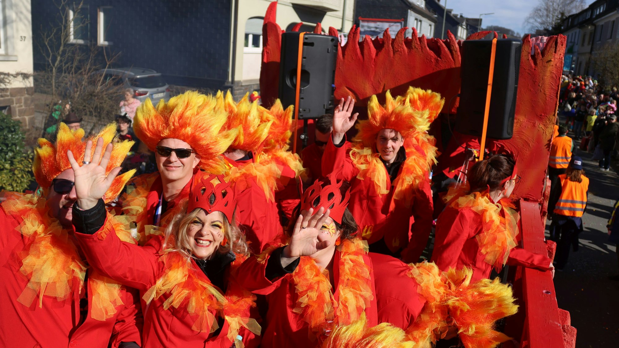 Eine als Flammen verkleidete Gruppe in einem Karnevalszug.