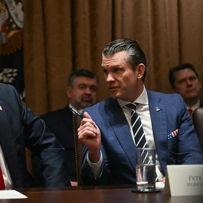 US-Präsident Trump und Verteidigungsminister Pete Hegseth sprechen während eines Treffens im Weißen Haus. (Archivbild)
