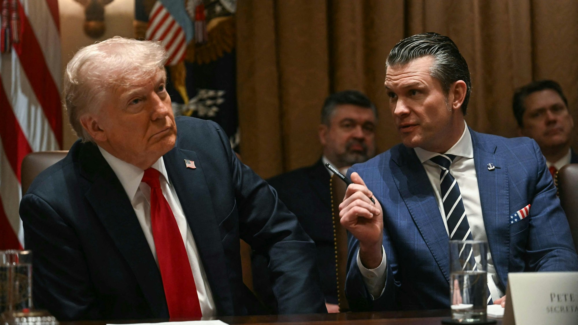 US-Präsident Trump und Verteidigungsminister Pete Hegseth sprechen während eines Treffens im Weißen Haus. (Archivbild)