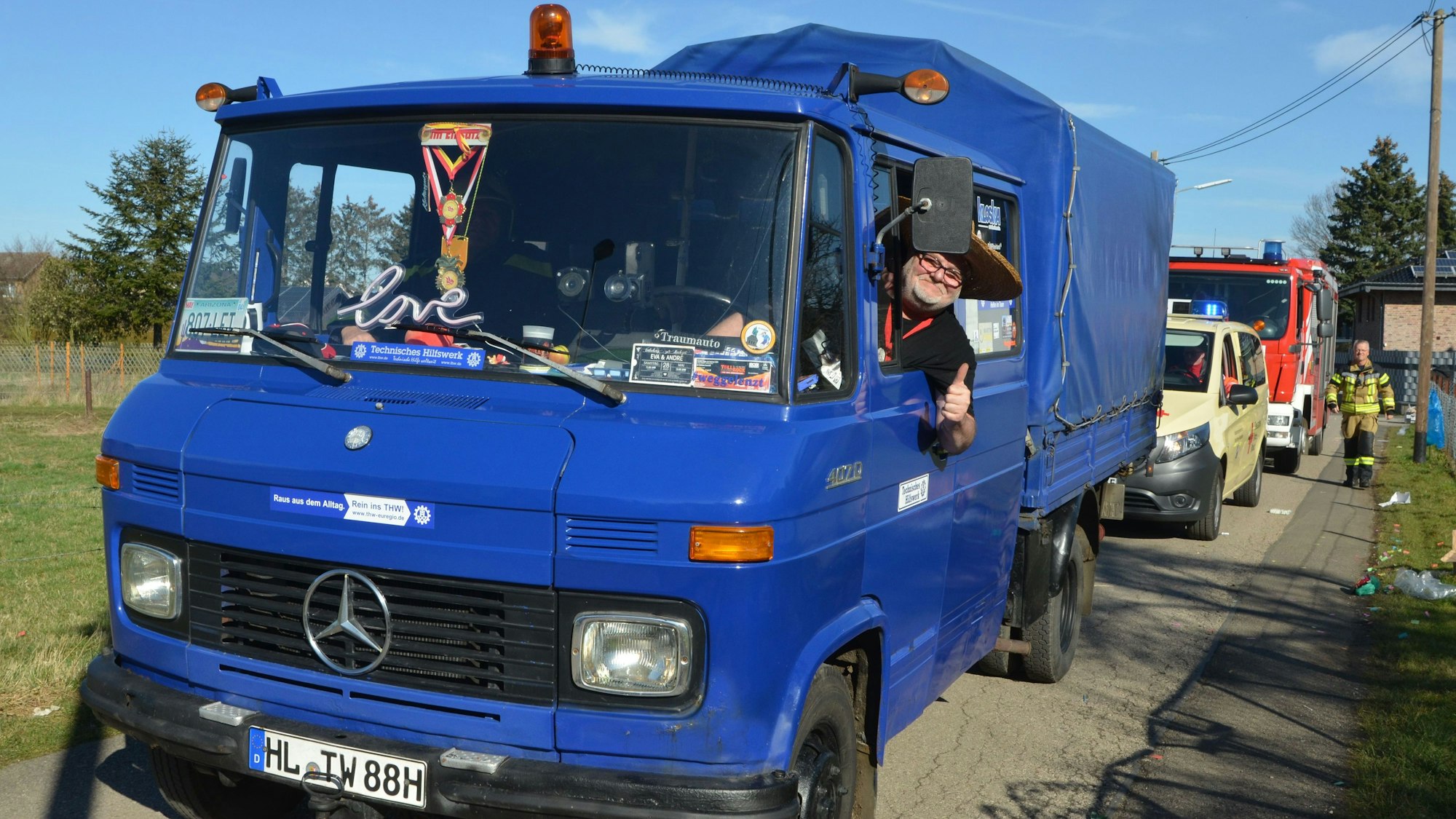 Thomas Fillmann aus Kirchheim sitzt am Steuer eines einstigen THW-Lkw. Er lehnt sich aus dem Fenster und hält einen Daumen hoch.