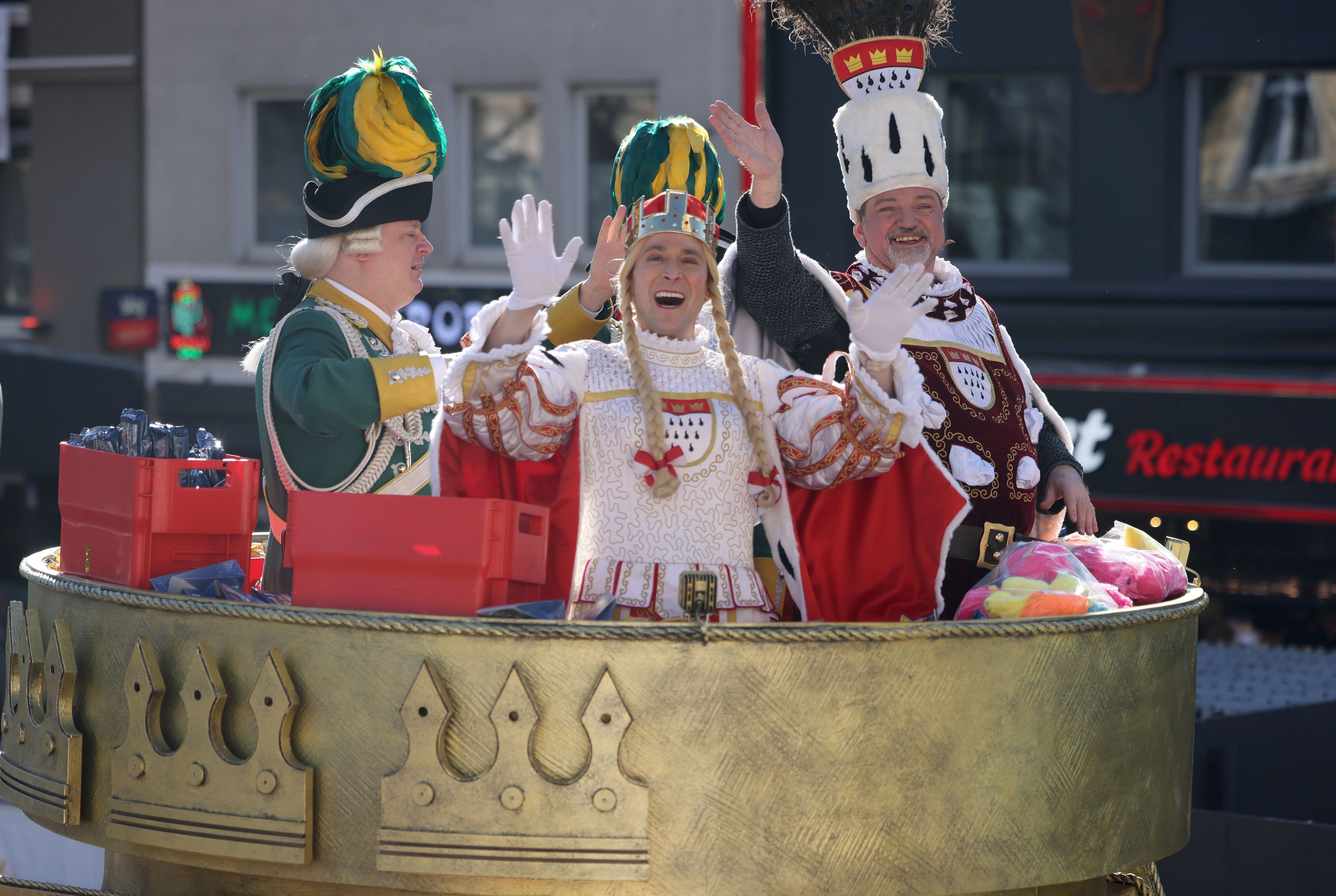 So sieht Glück aus: In der Session 2024/2025 fahren Jungfrau Marlis (Hendrik Ermen) und Bauer Michael (Michael Samm) im Rosenmontagszug.