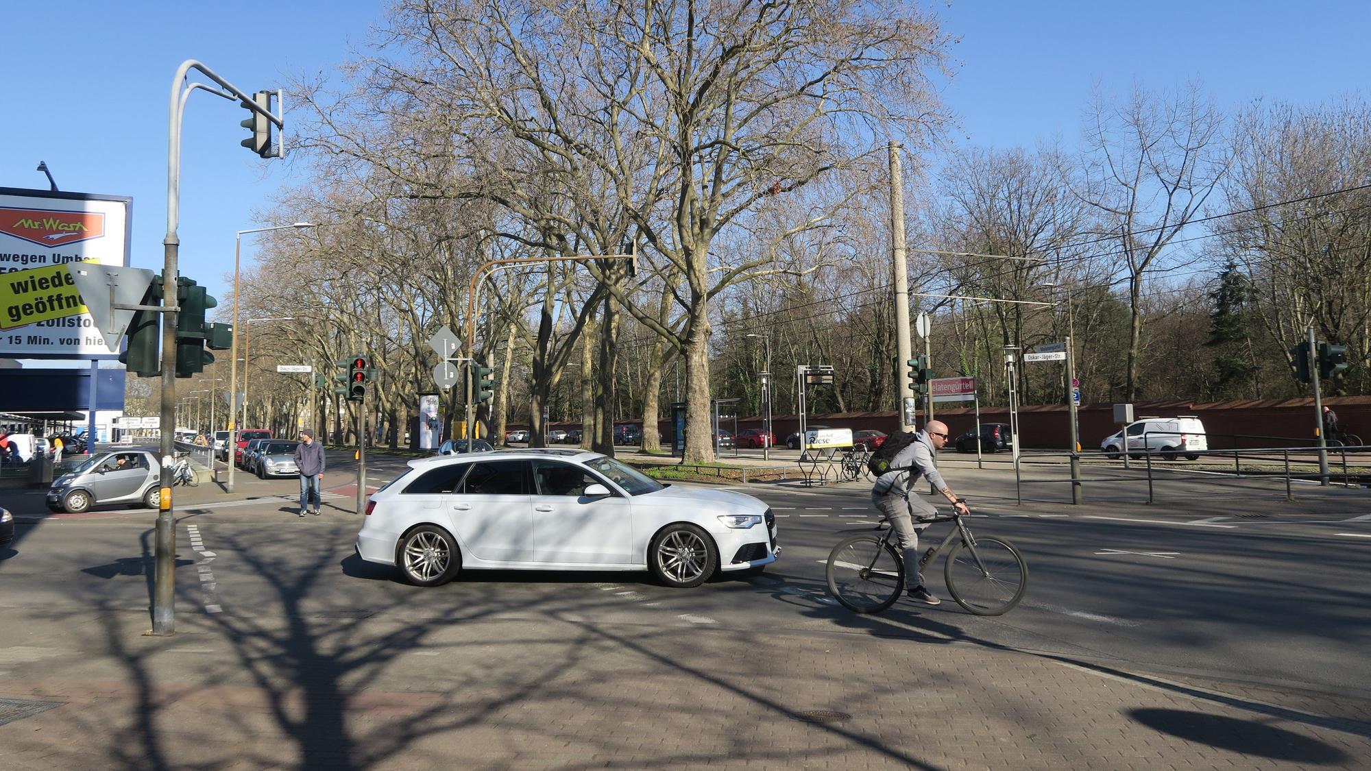 Für Radfahrerinnen und Radfahrer ist die Oskar Jäger-Straße (hier an der Kreuzung zum Melatengürtel) oft unübersichtlich und gefährlich oder zumindest holprig.