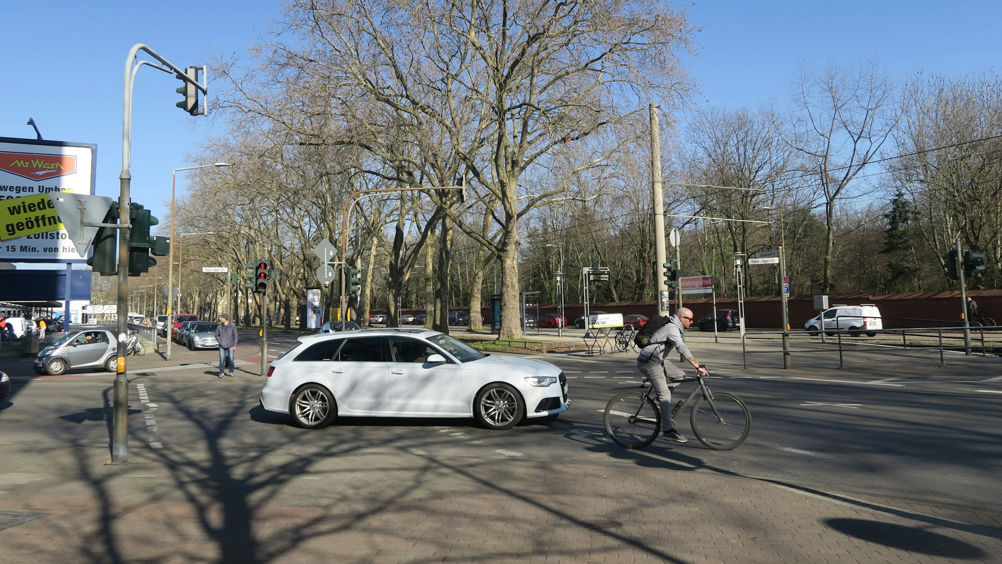 Für Radfahrerinnen und Radfahrer ist die Oskar Jäger-Straße (hier an der Kreuzung zum Melatengürtel) oft unübersichtlich und gefährlich oder zumindest holprig.