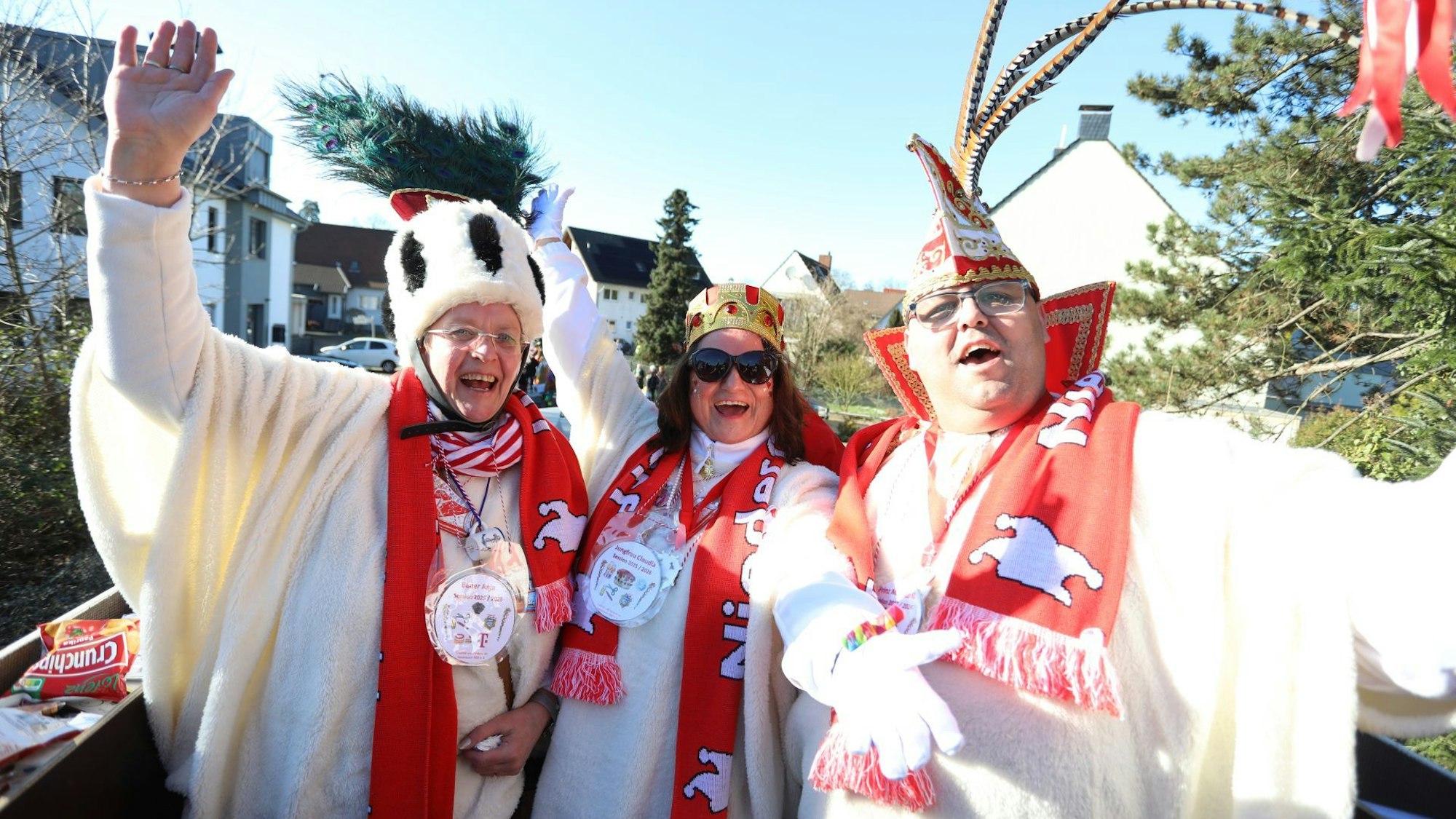 Drei Karnevalisten rufen gemeinsam Alaaf.