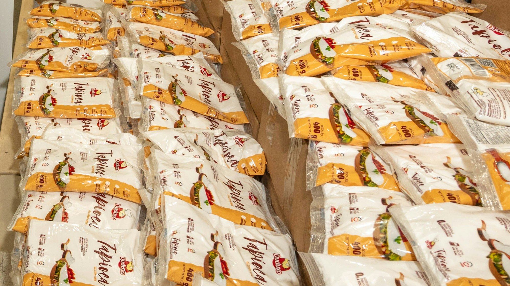 Päckchen von Speisestärke liegen nach dem Fund von mehr als 500 Kilo Kokain in Paketen.