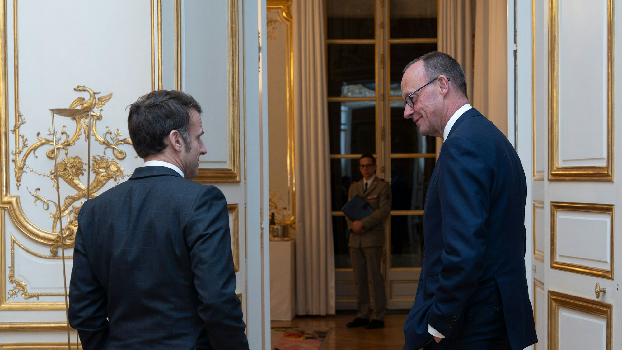 Die Aufnahme zeigt Unions-Kanzlerkandidat Friedrich Merz (r) zu Besuch im Élysée-Palast mit dem französischen Präsident Emmanuel Macron.