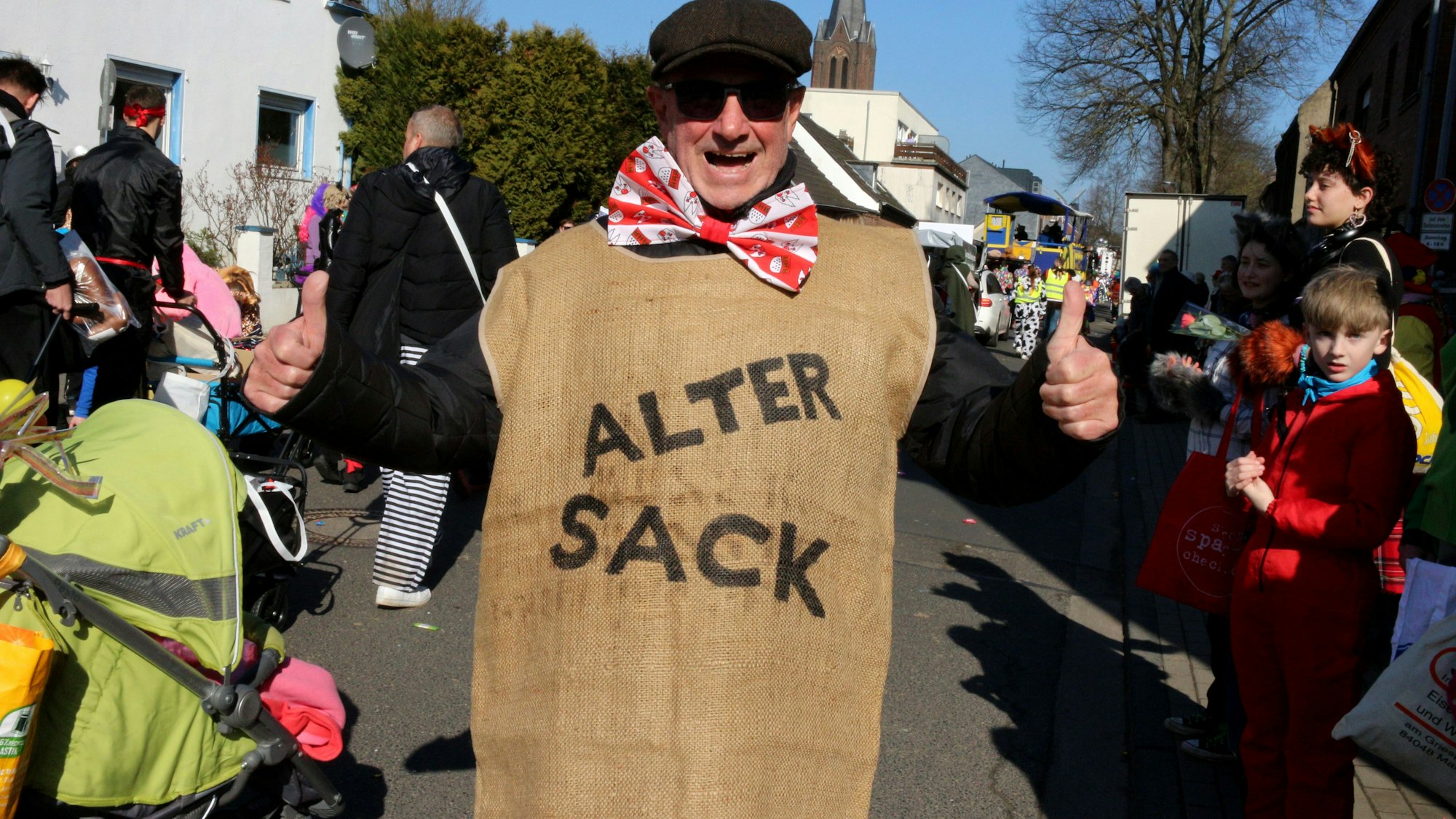 Auf dem Bild ist ein Mann zu sehen, der als Kostüm einen Kartoffelsack trägt.