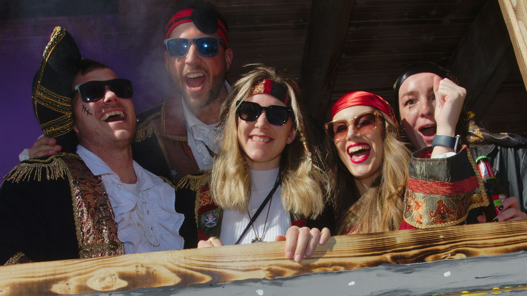 Eine als Piraten verkleidete Gruppe bei einem Karnevalszug.