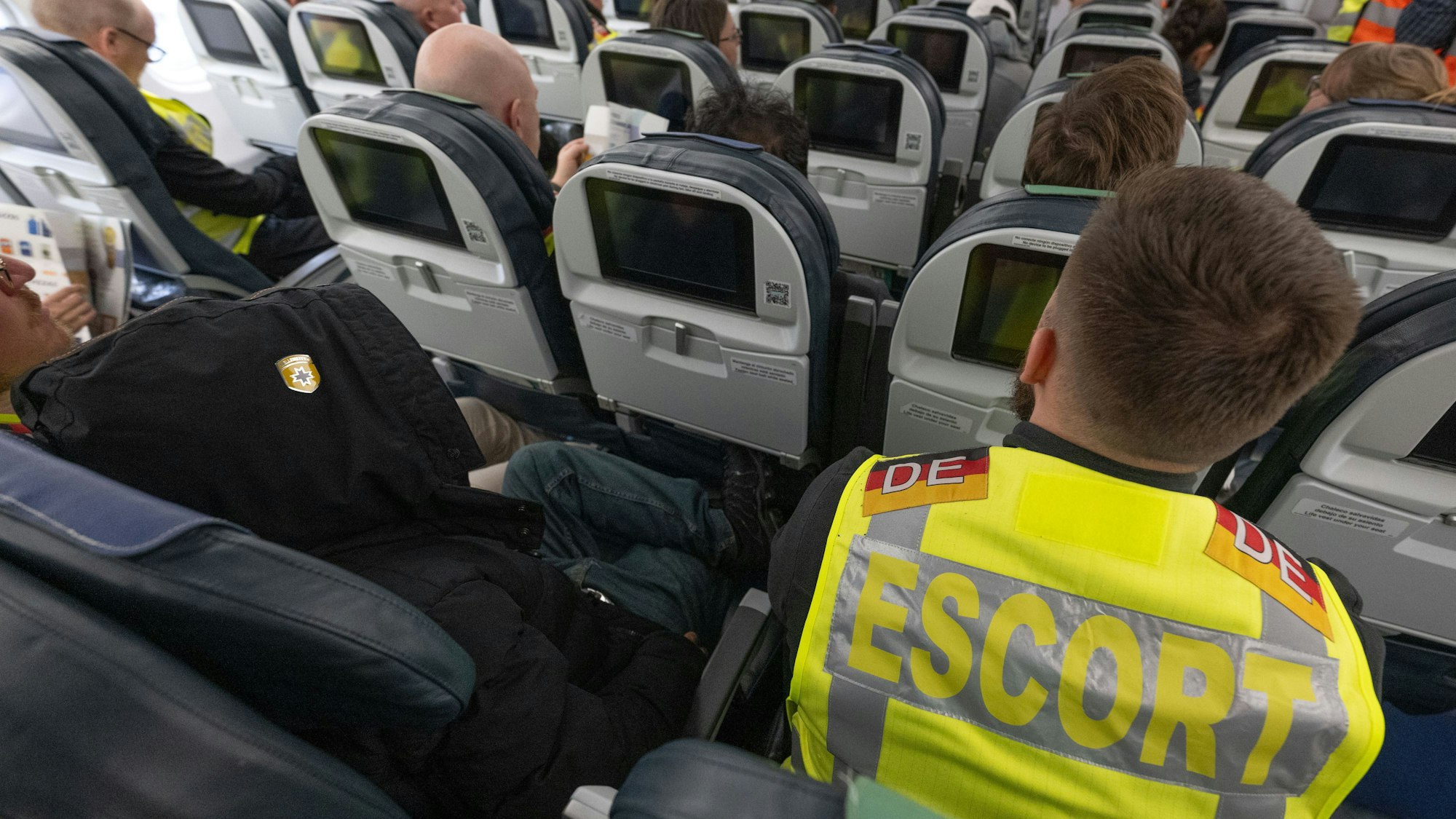 Bei einer begleiteten Abschiebung sind Bundespolizisten und Sicherheitsbegleiter anwesend.