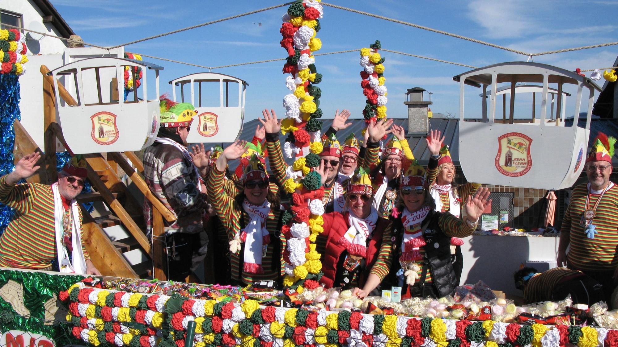 Zug Uckerath Rosenmontagszug
Die Feuerwehr machte den Tüv zum Thema
Die Bruchpiloten des Männerballetts Los Möhnos hoben ab
Seilbahn fürs Prinzenpaar