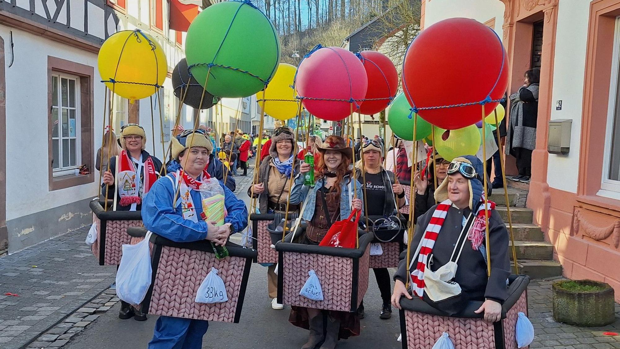 Pflegerinnen des Seniorenheims Auf Hülchrath hatten ihre Tagesdienste so organisiert, dass sie beim Zoch dabei sein konnten.