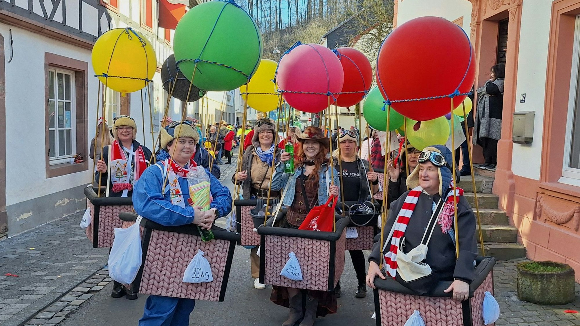 Pflegerinnen des Seniorenheims Auf Hülchrath hatten ihre Tagesdienste so organisiert, dass sie beim Zoch dabei sein konnten.