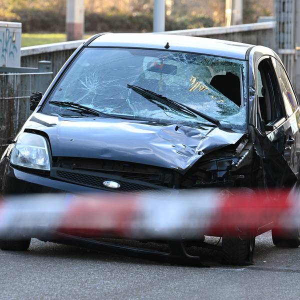 Ein beschädigtes Fahrzeug steht an einer Zufahrt zur Rheinbrücke. Nach einem Vorfall mit einem Auto in der Mannheimer Innenstadt mit mindestens zwei Toten und mehreren Verletzten ist der mutmaßliche Fahrer festgenommen worden.