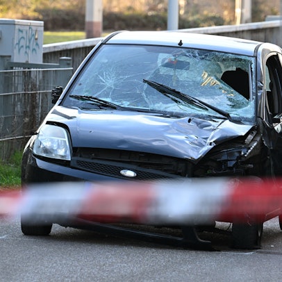 Ein beschädigtes Fahrzeug steht an einer Zufahrt zur Rheinbrücke. Nach einem Vorfall mit einem Auto in der Mannheimer Innenstadt mit mindestens zwei Toten und mehreren Verletzten ist der mutmaßliche Fahrer festgenommen worden.