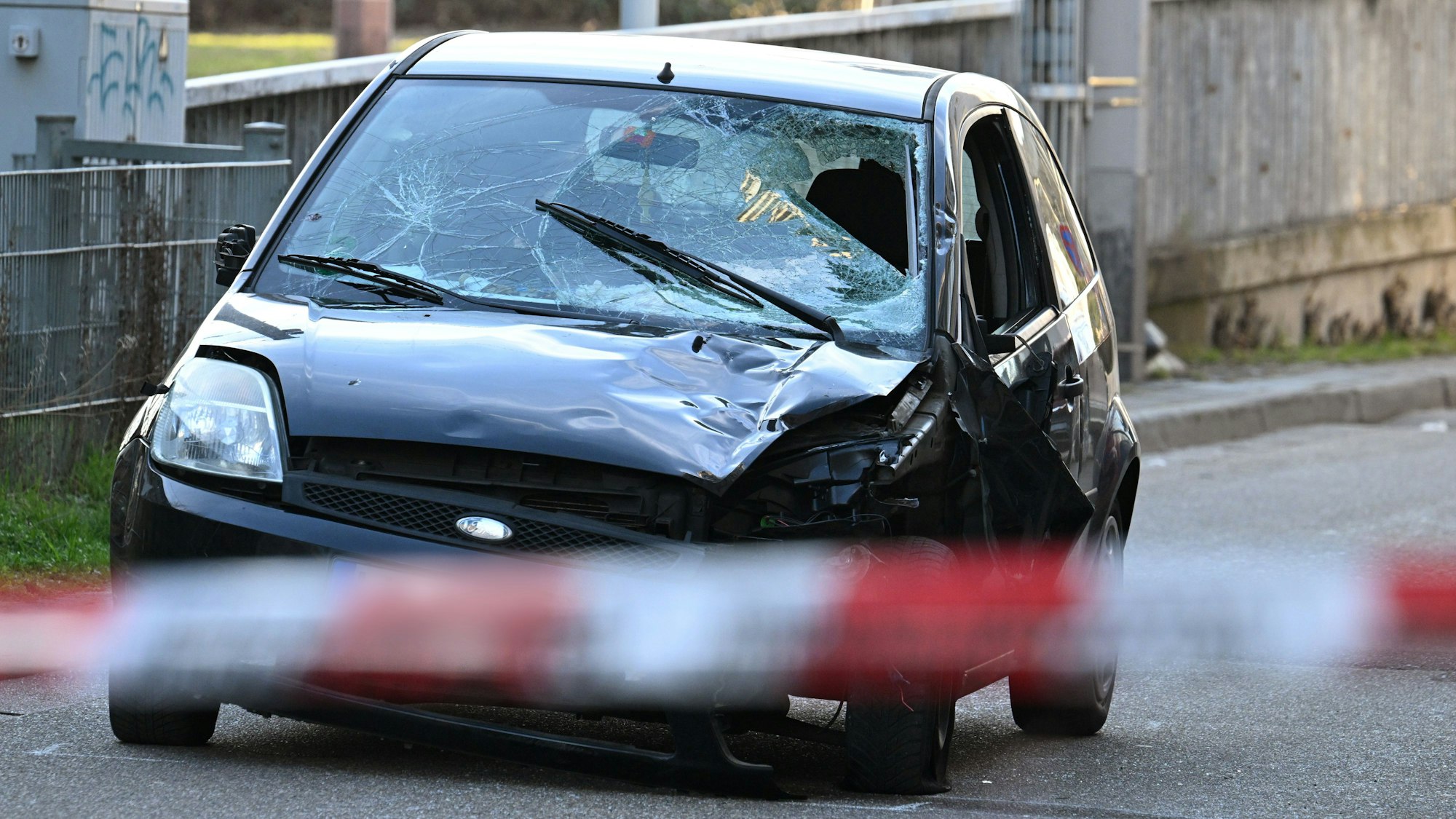 Ein beschädigtes Fahrzeug steht an einer Zufahrt zur Rheinbrücke. Nach einem Vorfall mit einem Auto in der Mannheimer Innenstadt mit mindestens zwei Toten und mehreren Verletzten ist der mutmaßliche Fahrer festgenommen worden.
