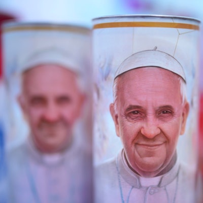 Kerzen mit Fotos von Papst Franziskus in der Poliklinik Agostino Gemelli, wo Papst Franziskus im Krankenhaus liegt.