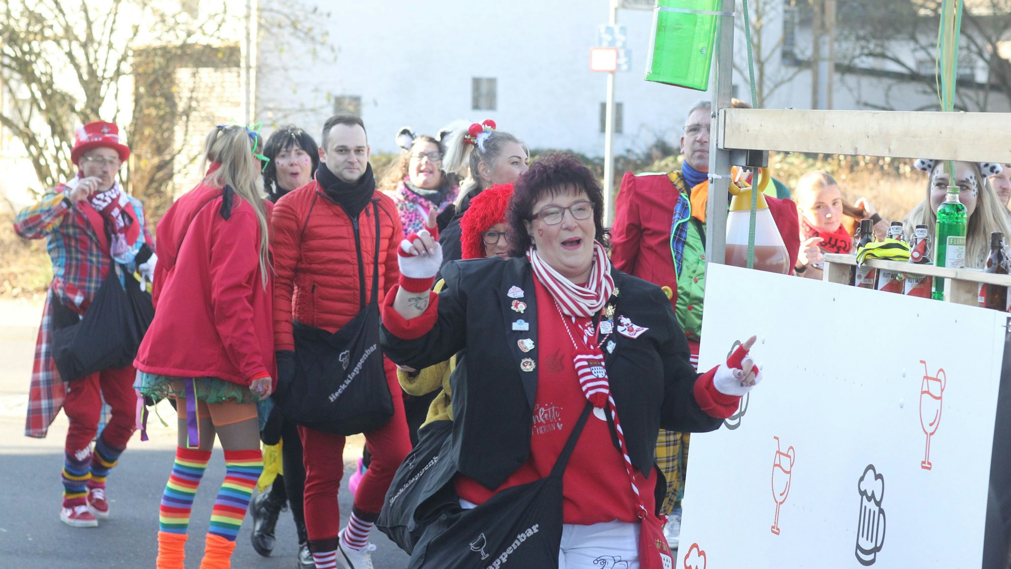 Gut gelaunt waren die Mitglieder der „Heckklappenbar“ in Eschmar unterwegs.