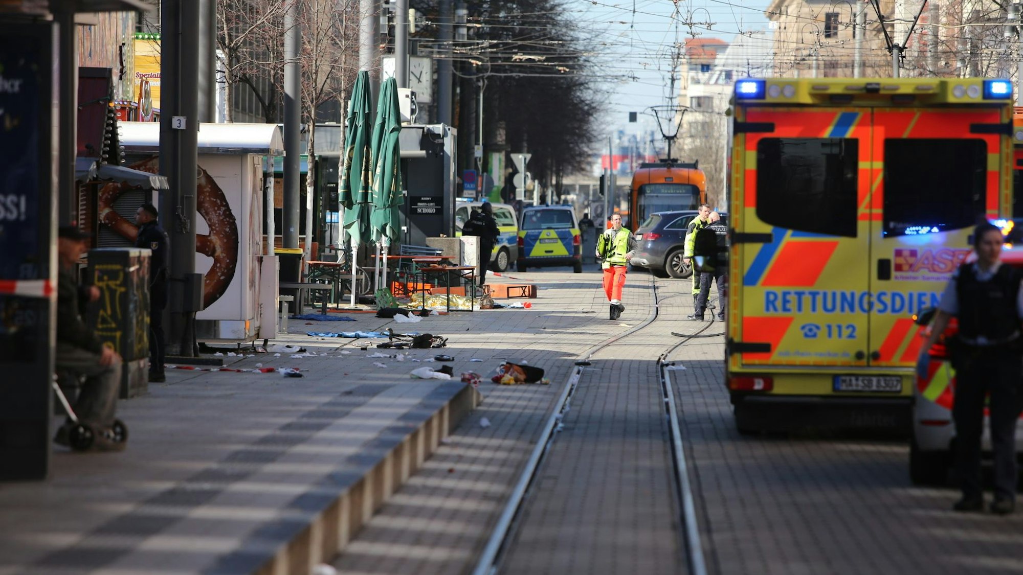 Rettungsdienste und Polizei stehen am Paradeplatz in Mannheim.