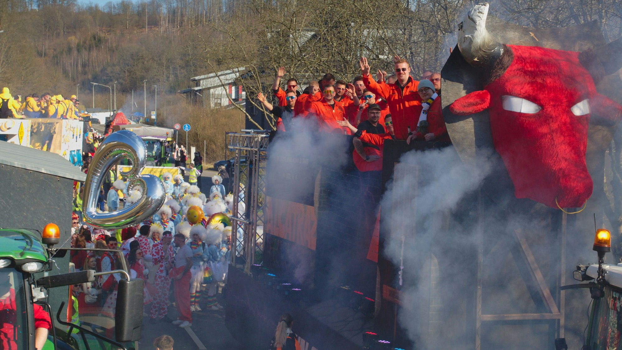 Damit große Motivwagen wie dieser sicher durch Engelskirchen und ganz Oberberg kommen, braucht es ab sofort pro Wagen acht Wagenengel.