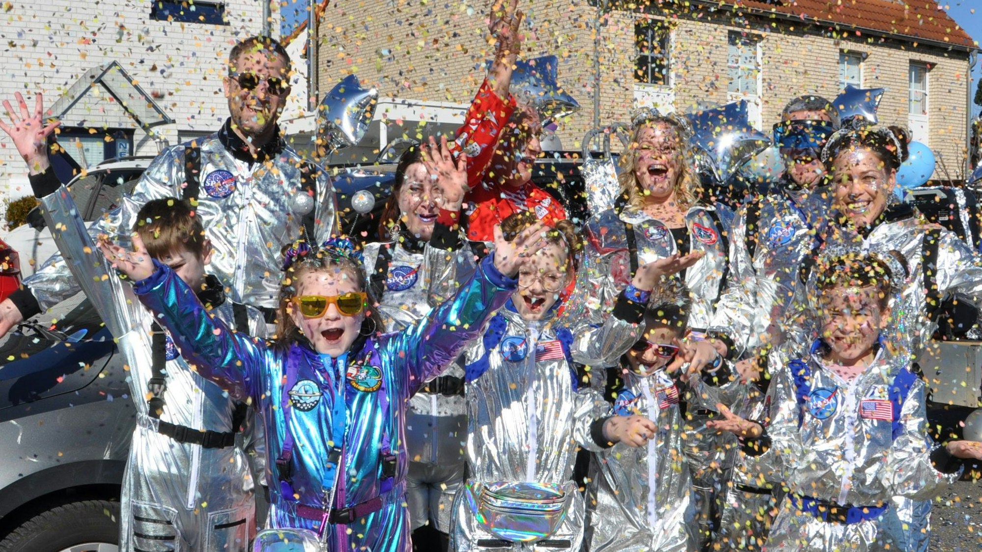 Zu sehen sind als Astronauten verkleidete Jecken.