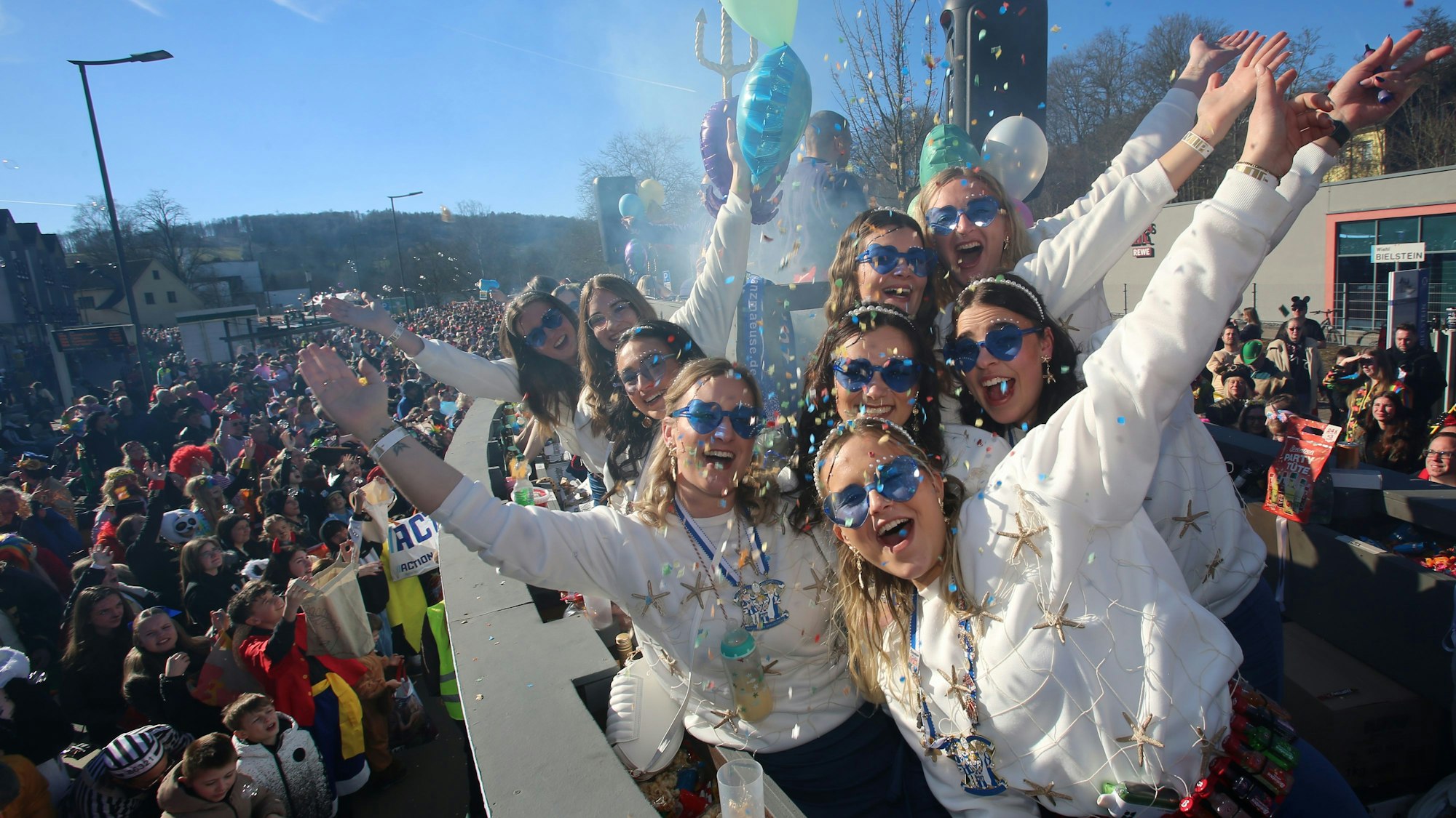 Eine Gruppe auf einem Wagen bei einem Karnevalszug.