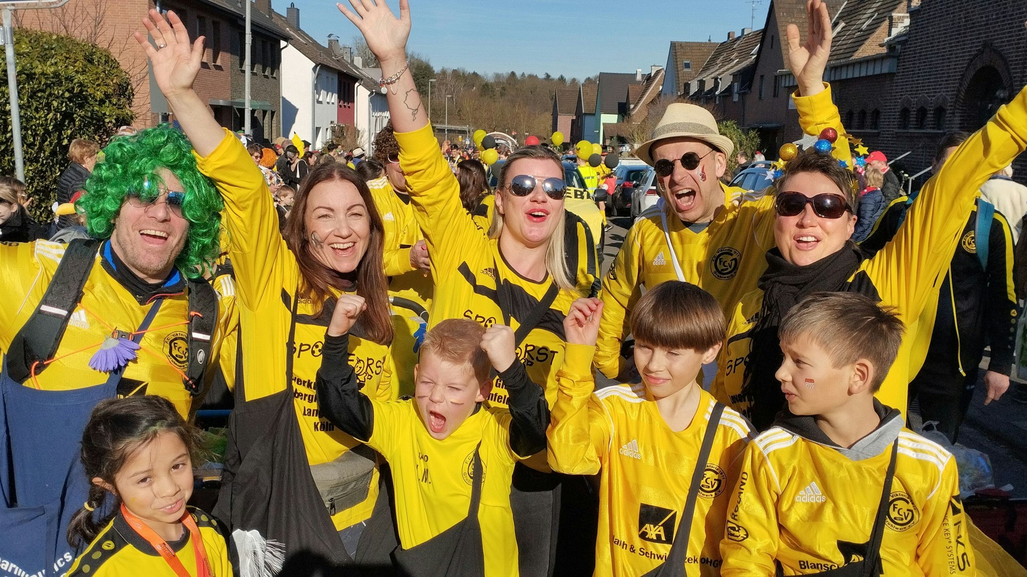 Zu sehen sind Jecke in gelber Fußballmontur.