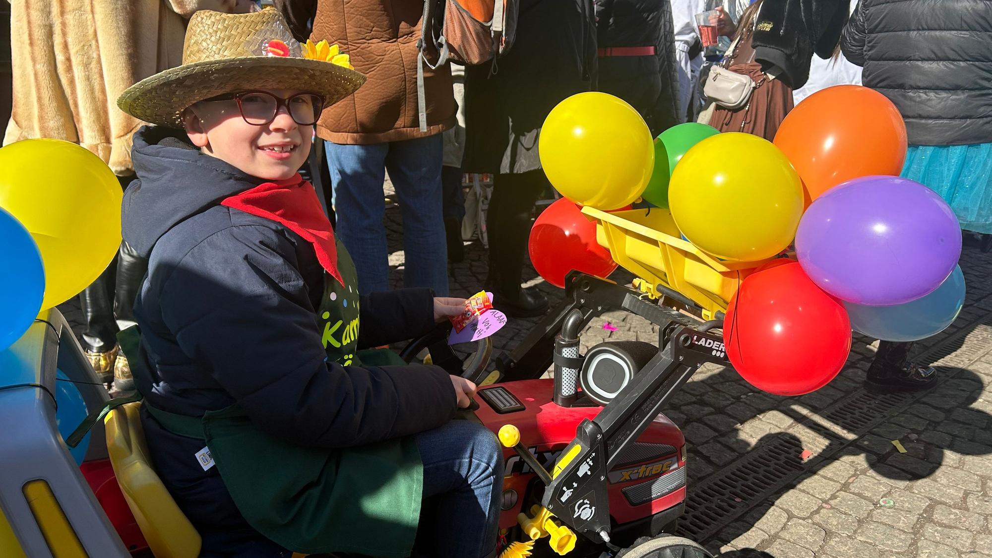 Mattis Trecker wird an Rosenmontag zum Mini-Karnevalswagen. Auch eine Musikbox hängt daran.