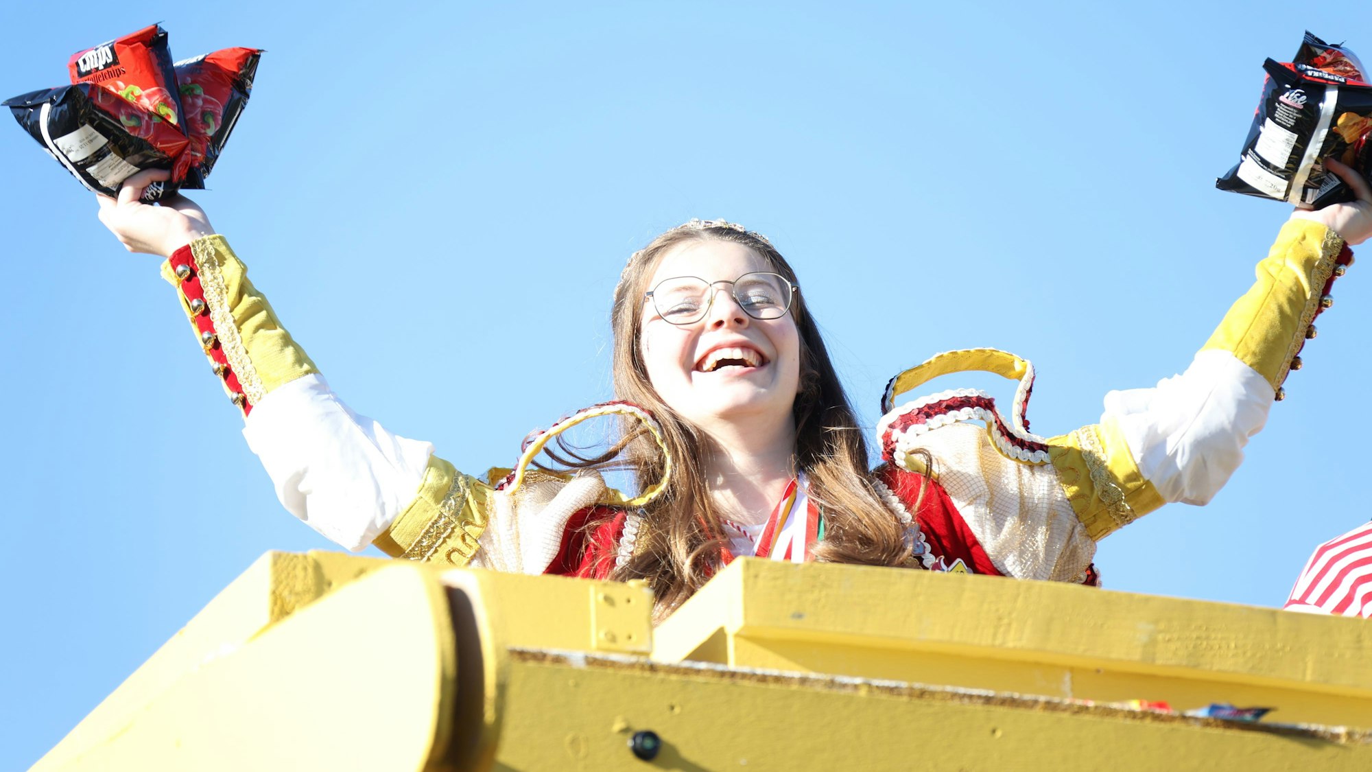 Das Bild zeigt Ophelia Rosenbaum auf ihrem Prunkwagen.