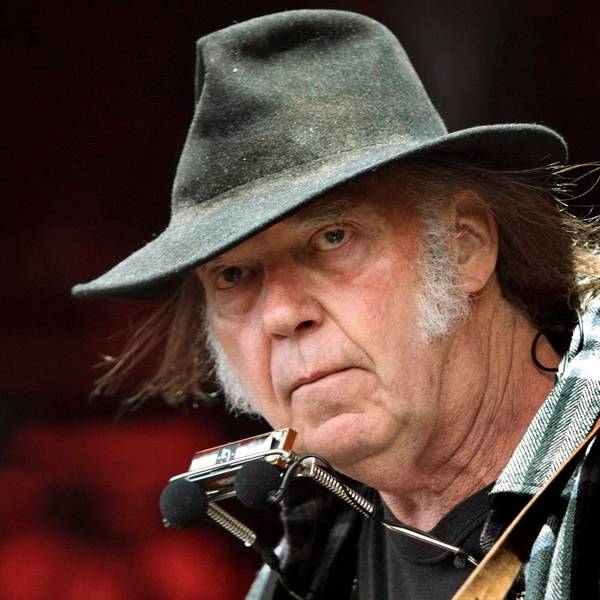 ARCHIV - 01.07.2016, Dänemark, Roskilde: Neil Young tritt auf dem Roskilde Festival auf. Weil sie Falschinformationen über Corona-Impfstoffe verbreitet haben soll, hat der kanadische Rockstar Neil Young der Audio-Plattform Spotify mit einem Boykott gedroht. Foto: Nils Meilvang/SCANPIX DENMARK/dpa +++ dpa-Bildfunk +++
