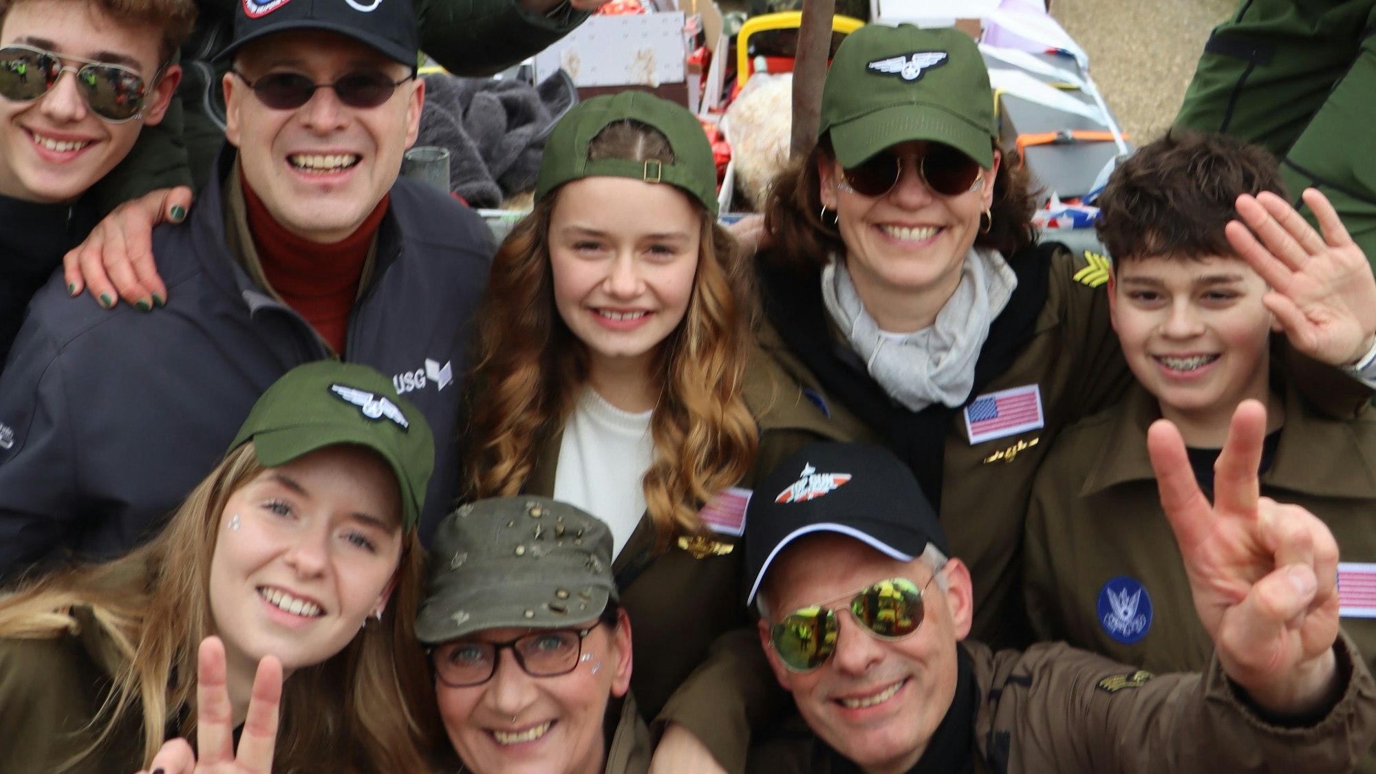 Auf dem Bild ist eine Freundesgruppe zu sehen, die sich als amerikanische Soldaten verkleidet hat.