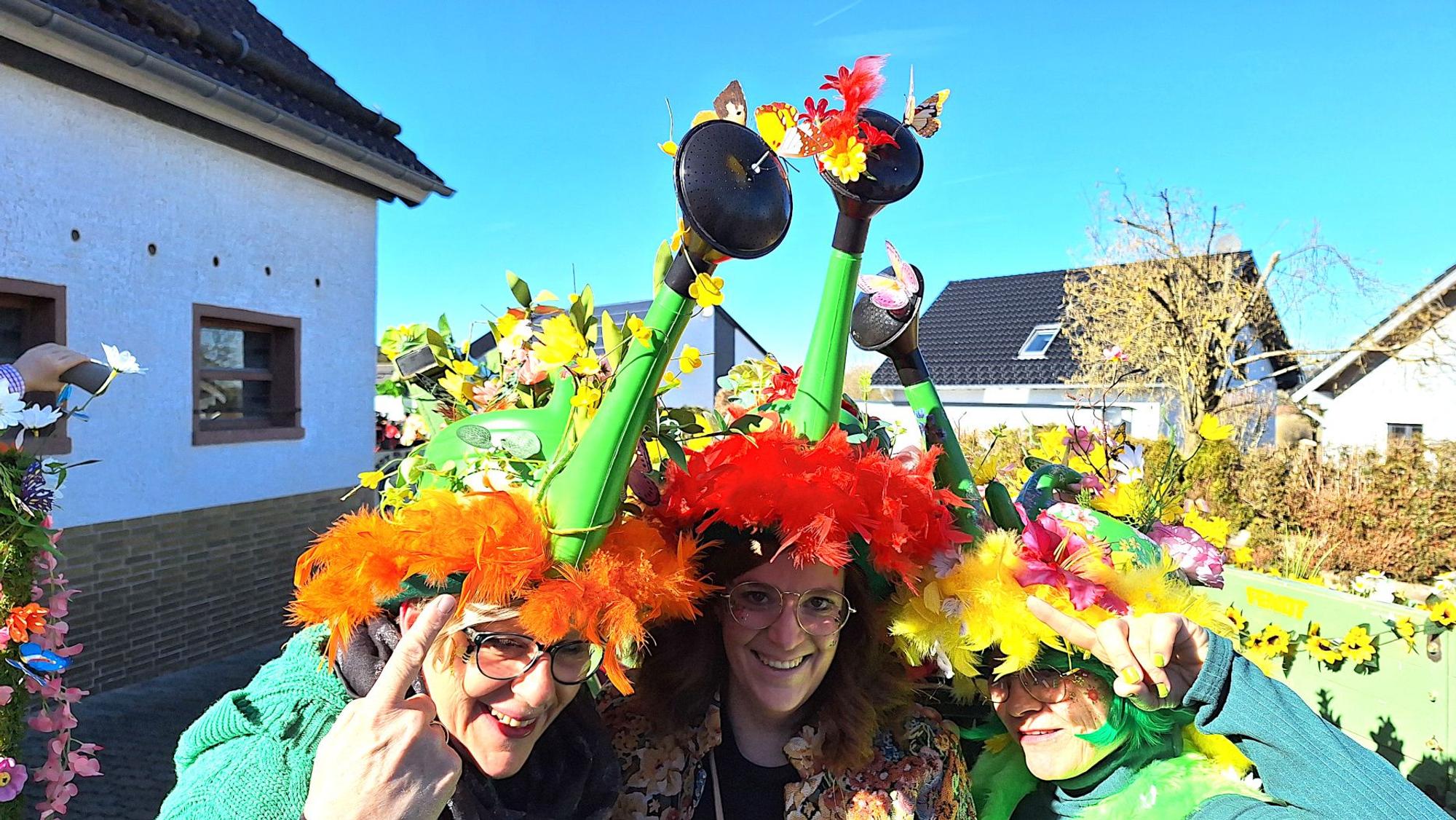 Das Gießkännchen als Narrenkappe: Bettina, Sarah und Minuschka (von links) waren als „Gärtnerinnen“ im Zoch dabei.