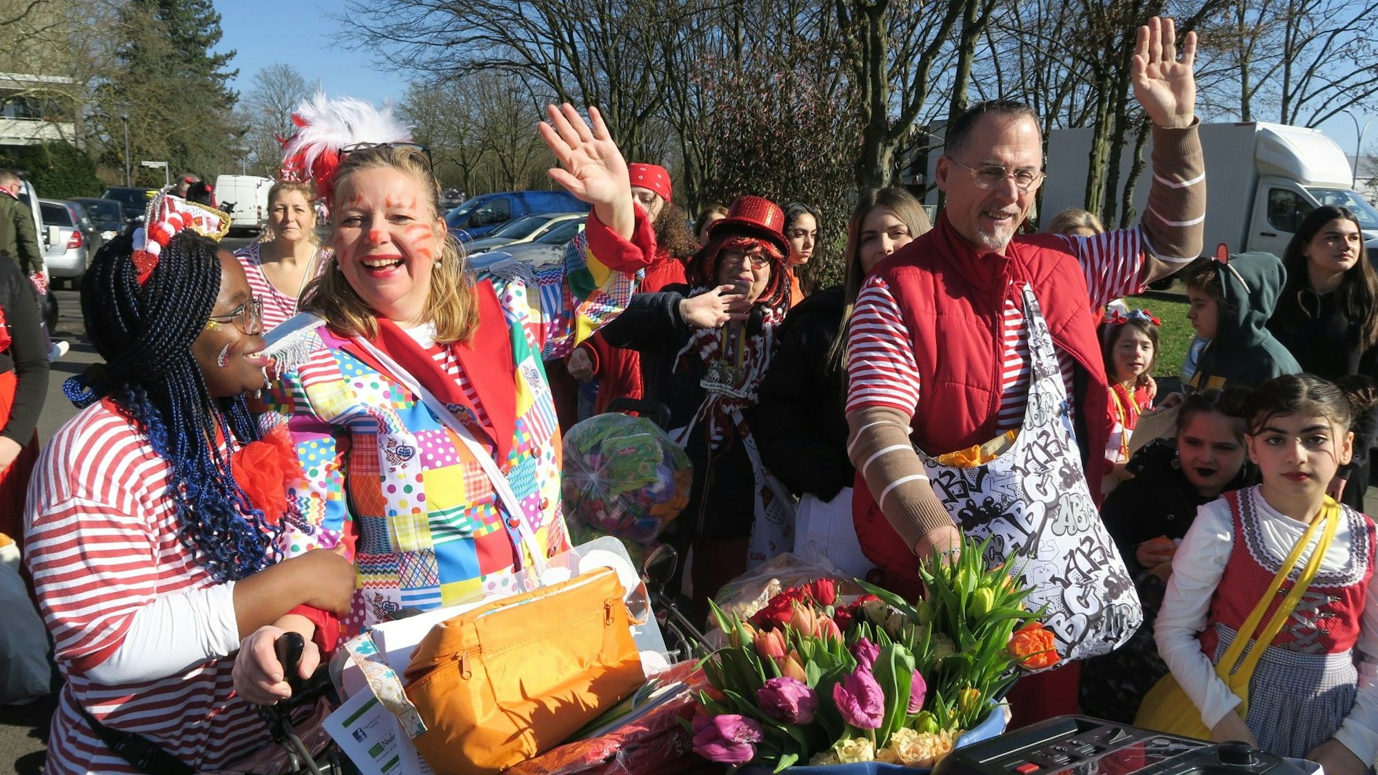Sylvia Schrage zieht mit der Gruppe vom Neubrücker Bürgerverein beim Zocj Neubrück um den Europaring.