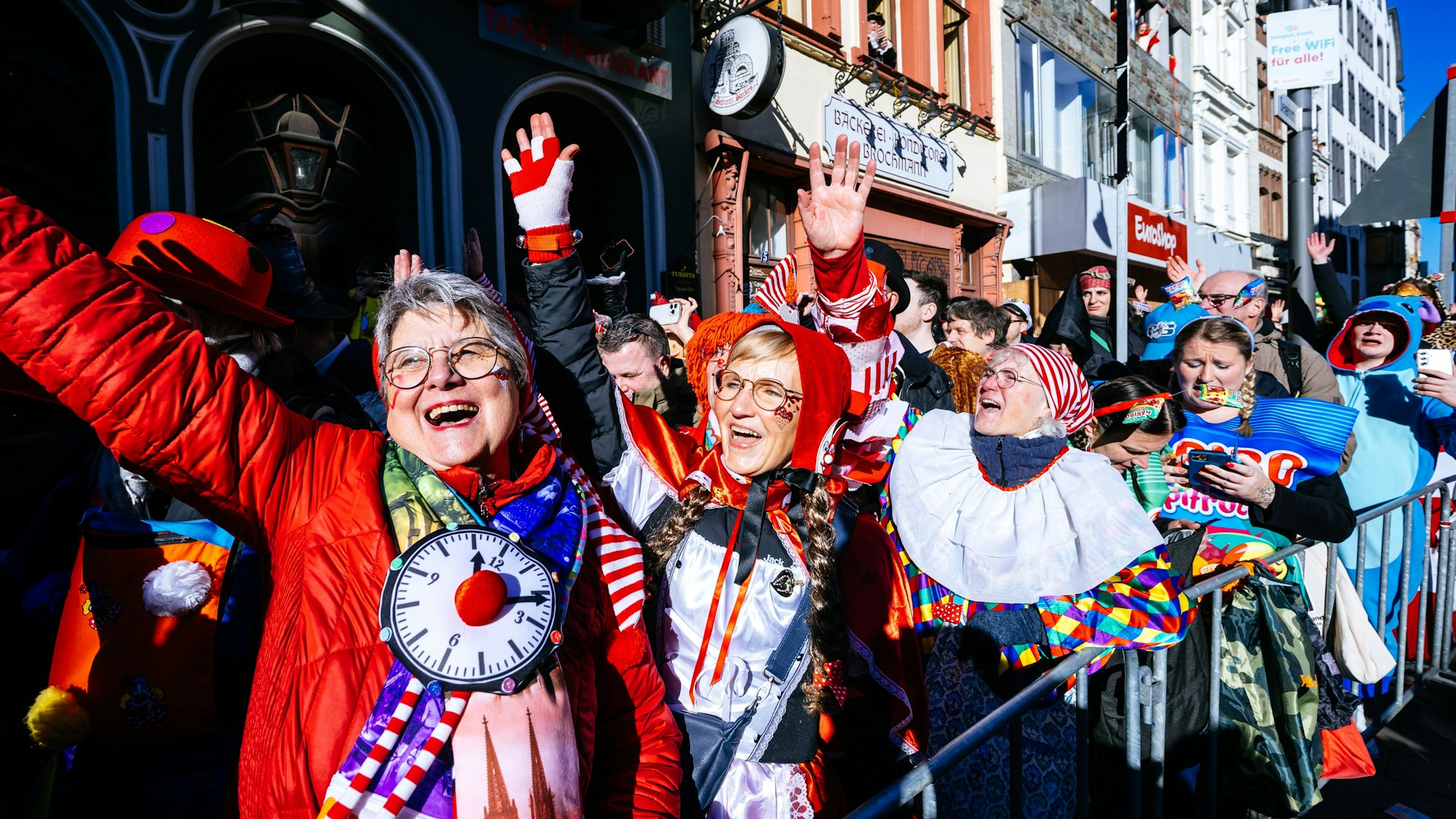 Auf der Severinstraße brachte die Sonne die bunten Kostüme zum Strahlen.