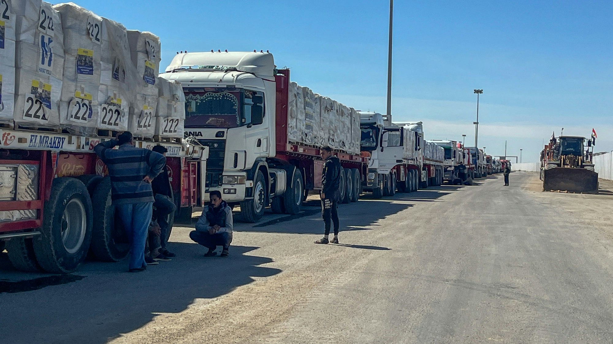 Lastwagen stehen auf der ägyptischen Seite des Grenzübergangs Rafah zwischen Ägypten und dem Gazastreifen, nachdem Israel die Einfahrt von Hilfslieferungen in den Gazastreifen blockiert hat.