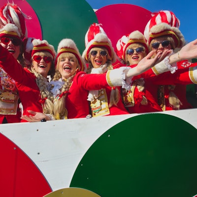Mariechen auf einem Mottowagen bei einem Karnevalszug.