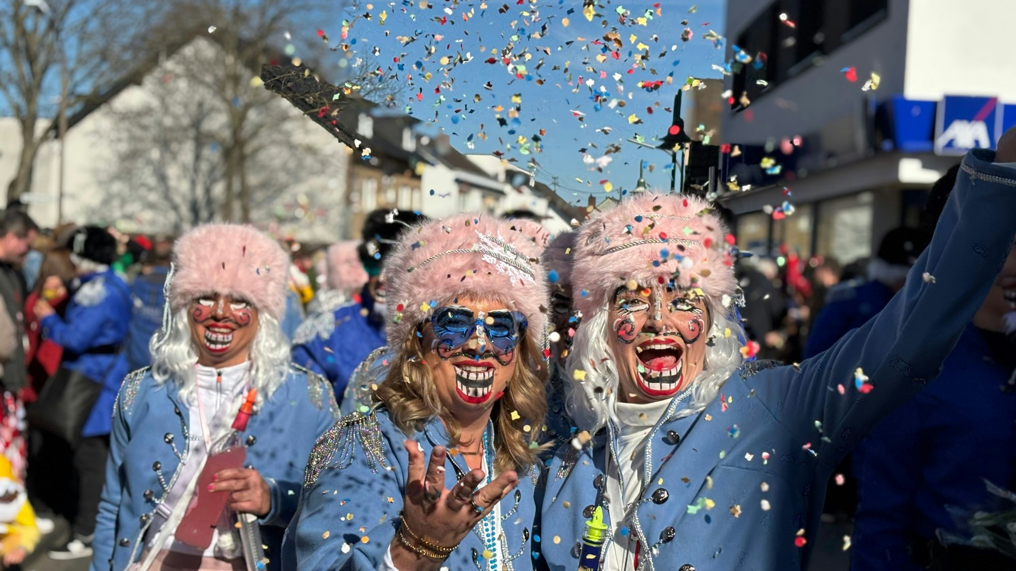 Als Nussknacker verkleidete Frauen schmeißen Konfetti und freuen sich.