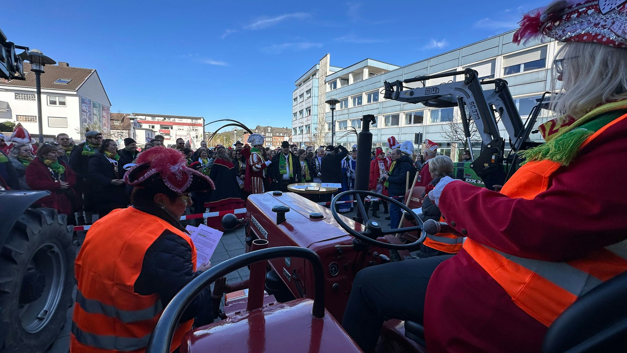 Bürgermeisterin Claudia Wieja (r.) verteidigt ihr Rathaus auf einem Traktor.