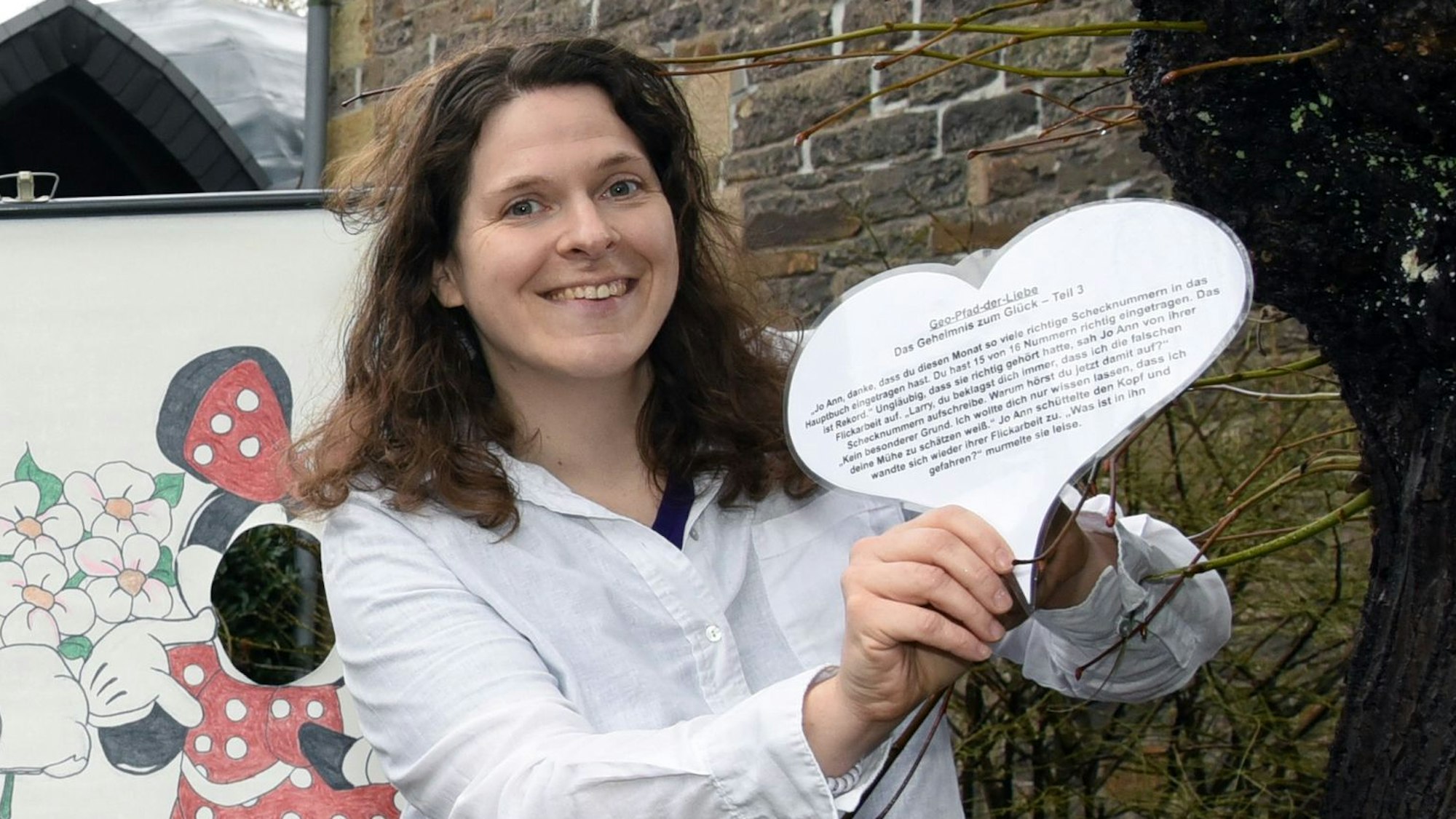 Zu sehen ist das Porträt einer Frau.