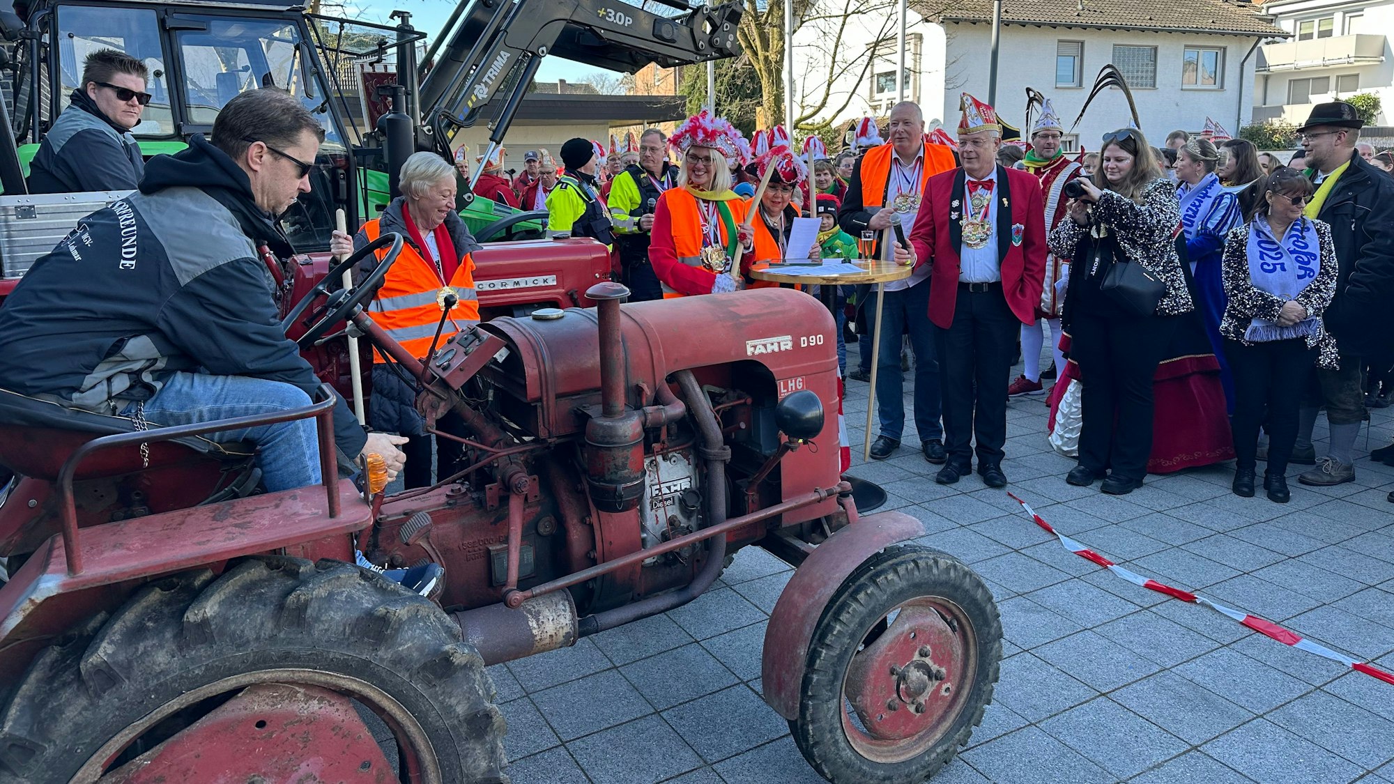 Thomas Stark macht mit seinem historischen Traktor den Weg frei.
