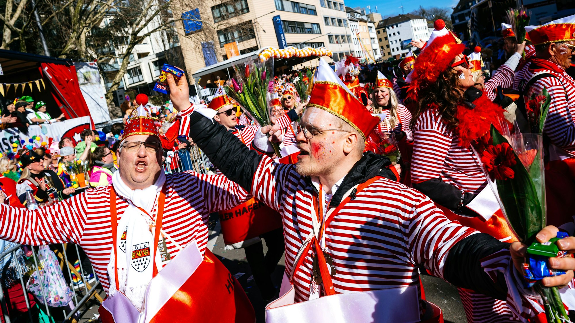 Der Rosenmontagszug rollte bei strahlendem Sonnenschein durch Köln.