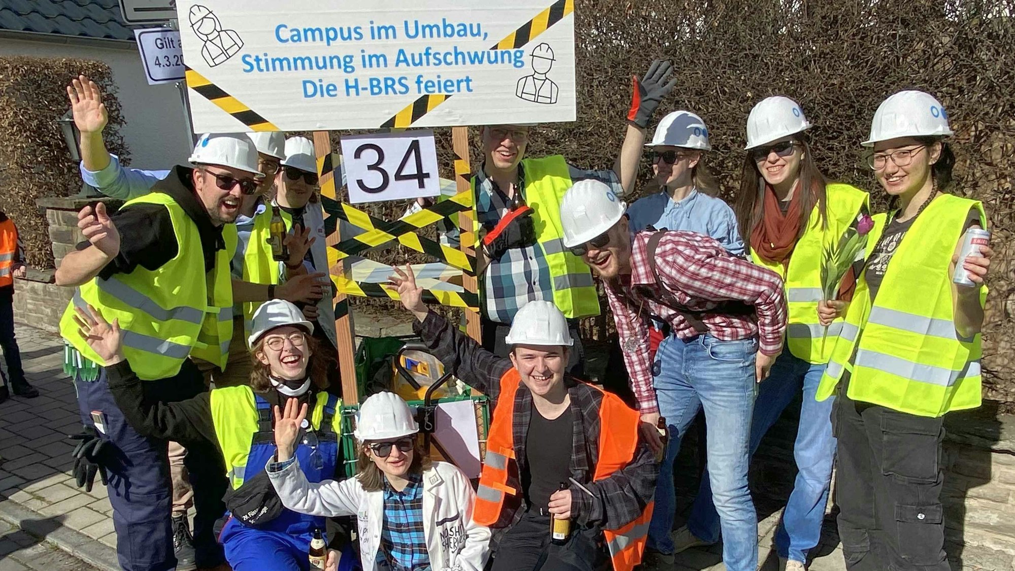 „Campus im Umbau, Stimmung im Aufschwung“ Die H-BRS feiert'. Die Fachschaft und Dozenten des Fachbereichs Angewandte Naturwissenschaften der Hochschule Bonn-Rhein-Sieg hatten sich als Bauarbeiter verkleidet.